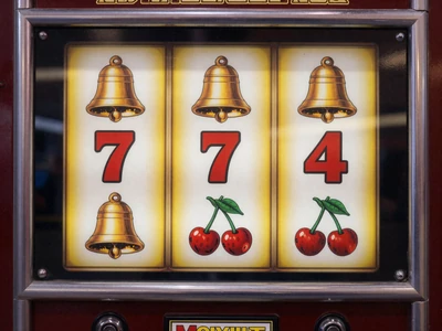 Triple Chance Klassik-Slot mit Glocken, Siebener und Merkur-Sonnen-Gl&uuml;hen